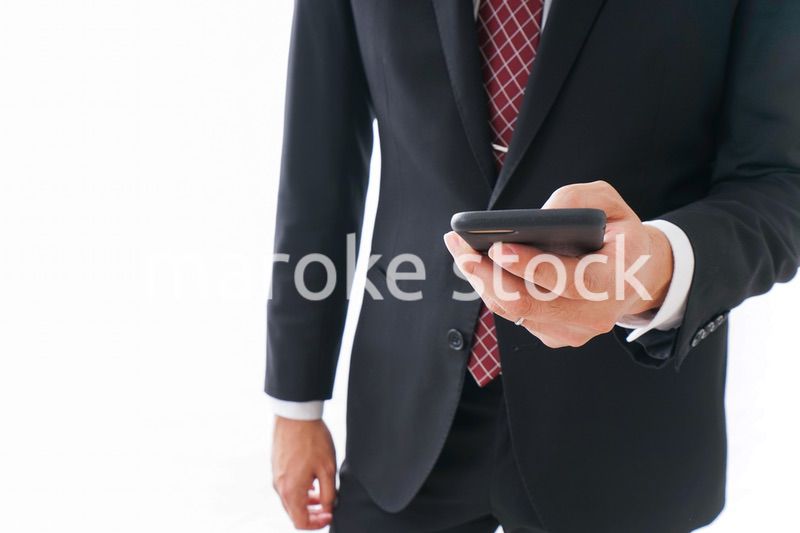 スマホを使うビジネスマン