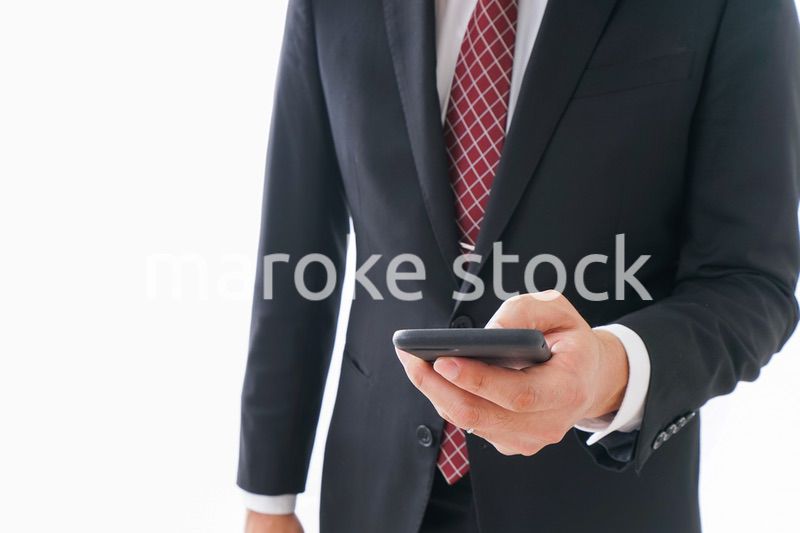 スマホを使うビジネスマン