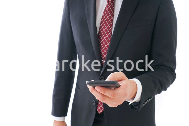 スマホを使うビジネスマン