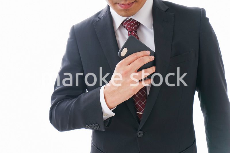 スマホを使うビジネスマン