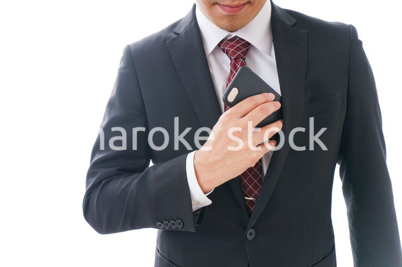 スマホを使うビジネスマン