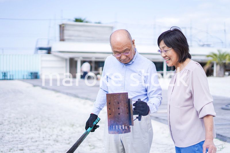 屋外でバーベキューをするアクティブシニア