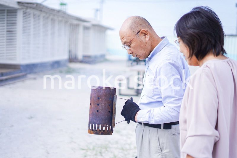 屋外でバーベキューをするアクティブシニア