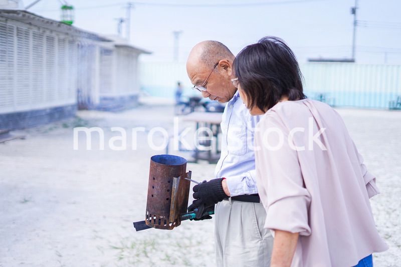 屋外でバーベキューをするアクティブシニア