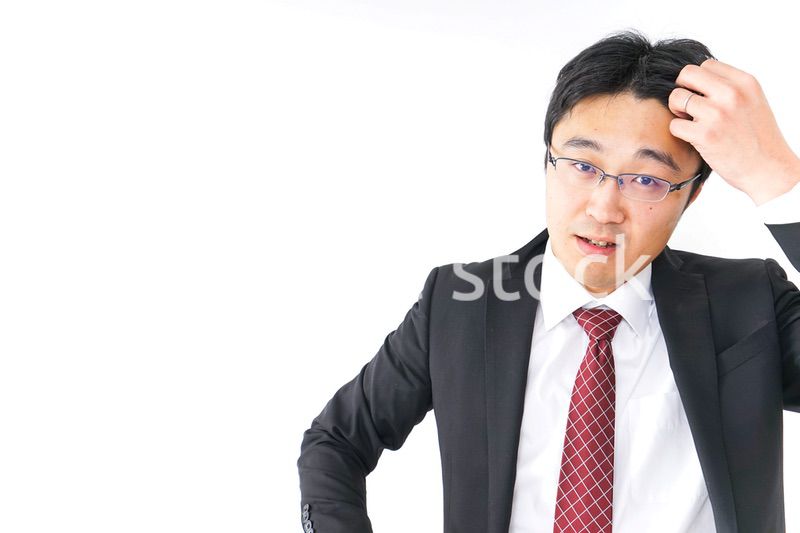 身だしなみを整えるビジネスマン・抜け毛イメージ