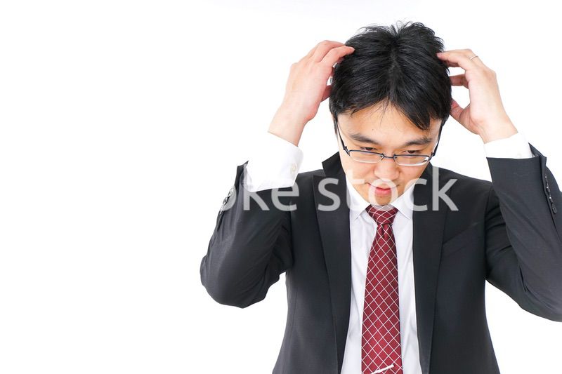 身だしなみを整えるビジネスマン・抜け毛イメージ