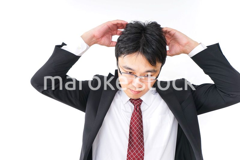 身だしなみを整えるビジネスマン・抜け毛イメージ