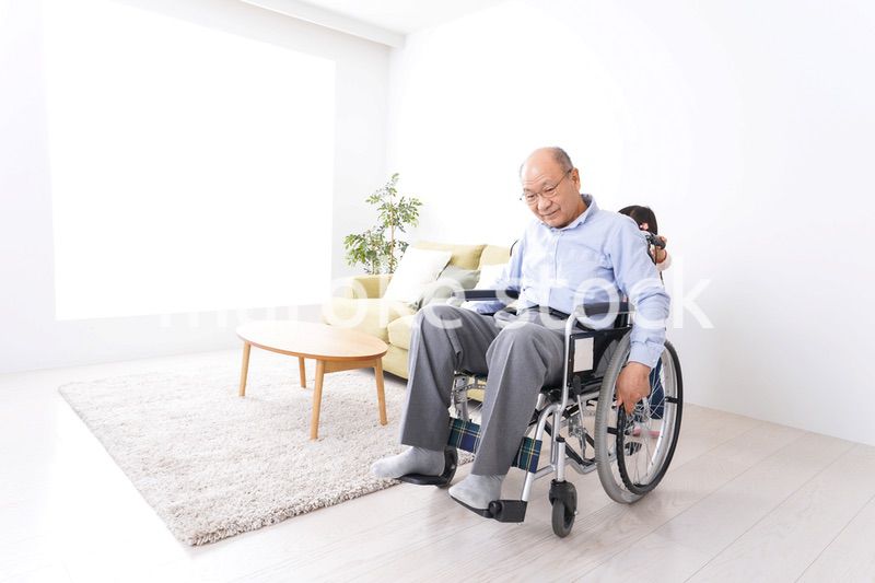 車椅子に乗る高齢男性と女の子