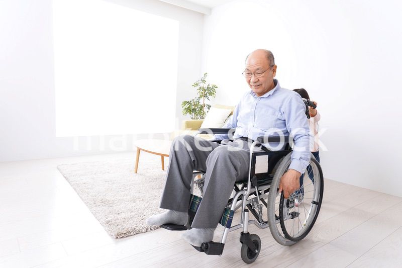 車椅子に乗る高齢男性と女の子