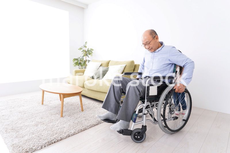 車椅子に乗る高齢男性と女の子