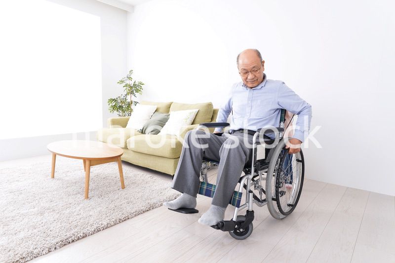 車椅子に乗る高齢男性と女の子