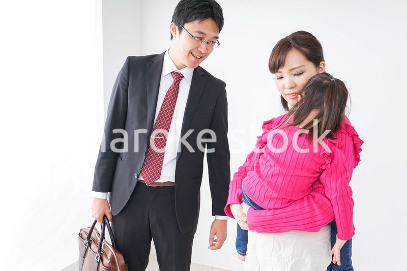 仕事に行くお父さんと見送り