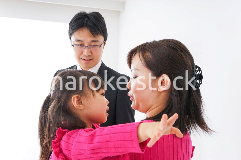 仕事に行くお父さんと見送り