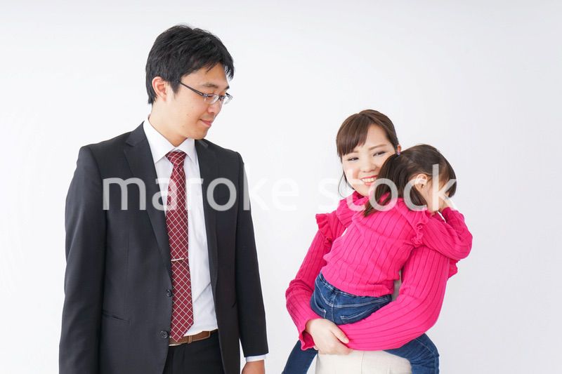 仕事に行くお父さんと見送り