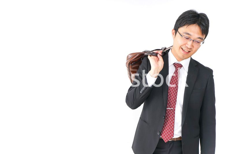 スーツで通勤をするビジネスマン