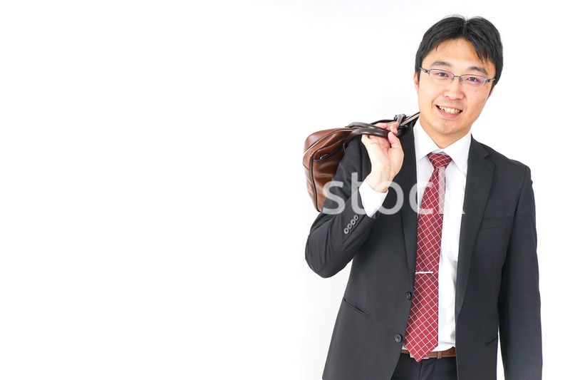 スーツで通勤をするビジネスマン