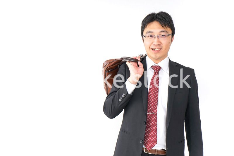 スーツで通勤をするビジネスマン