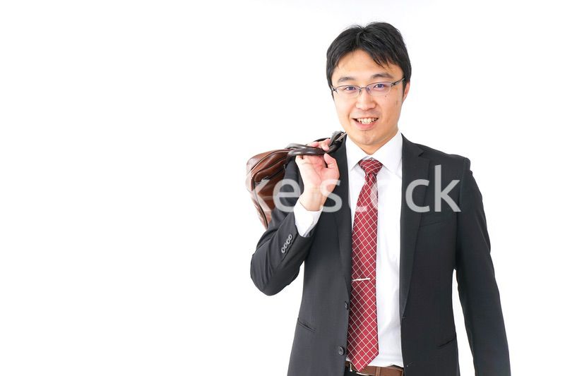 スーツで通勤をするビジネスマン