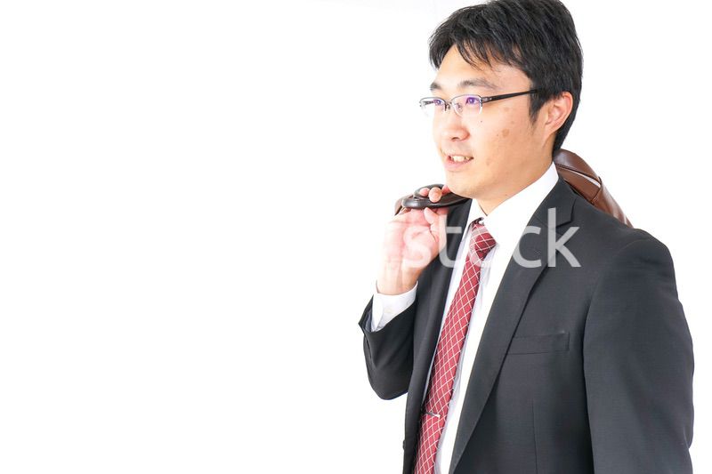 スーツで通勤をするビジネスマン