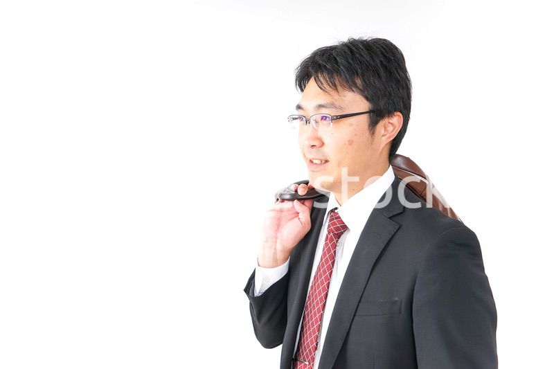 スーツで通勤をするビジネスマン