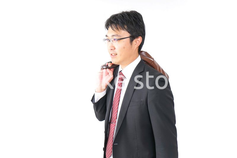 スーツで通勤をするビジネスマン