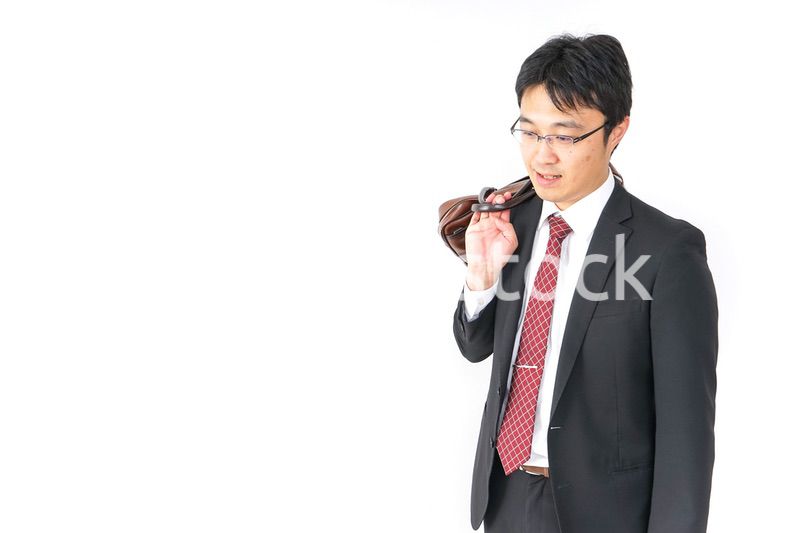 スーツで通勤をするビジネスマン