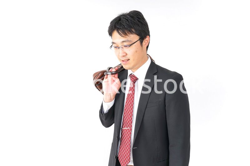 スーツで通勤をするビジネスマン