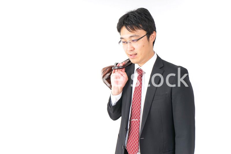 スーツで通勤をするビジネスマン