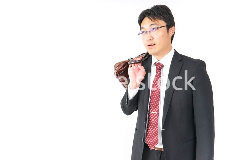 スーツで通勤をするビジネスマン