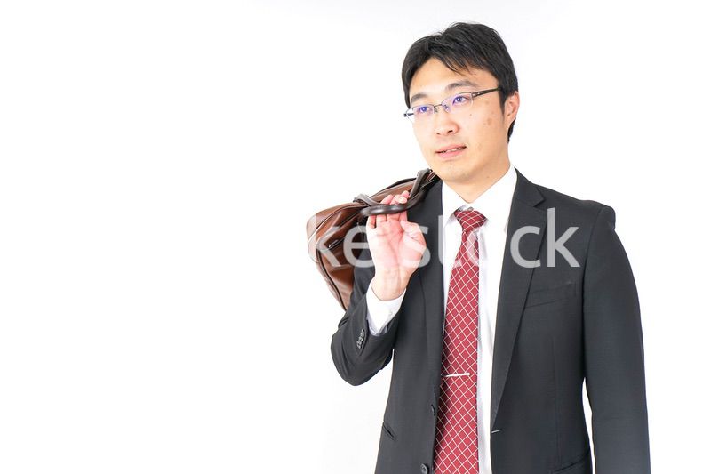 スーツで通勤をするビジネスマン