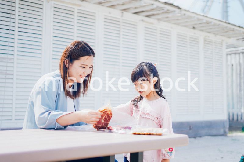 レジャーを楽しむ女の子とお母さん