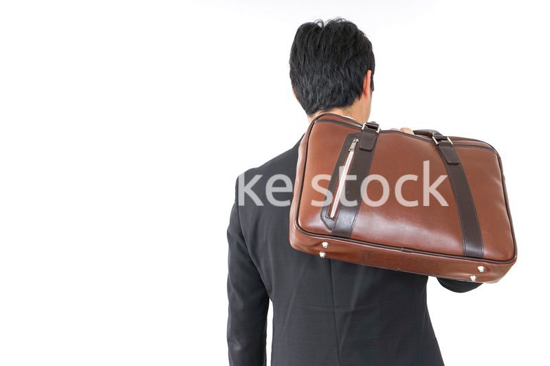 スーツで通勤をするビジネスマン