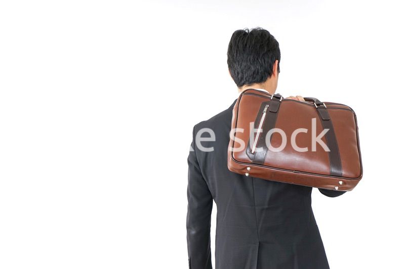 スーツで通勤をするビジネスマン