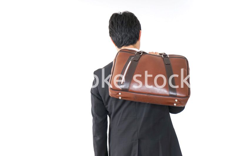 スーツで通勤をするビジネスマン