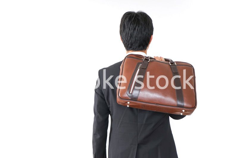 スーツで通勤をするビジネスマン