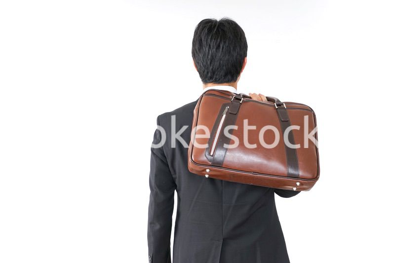 スーツで通勤をするビジネスマン