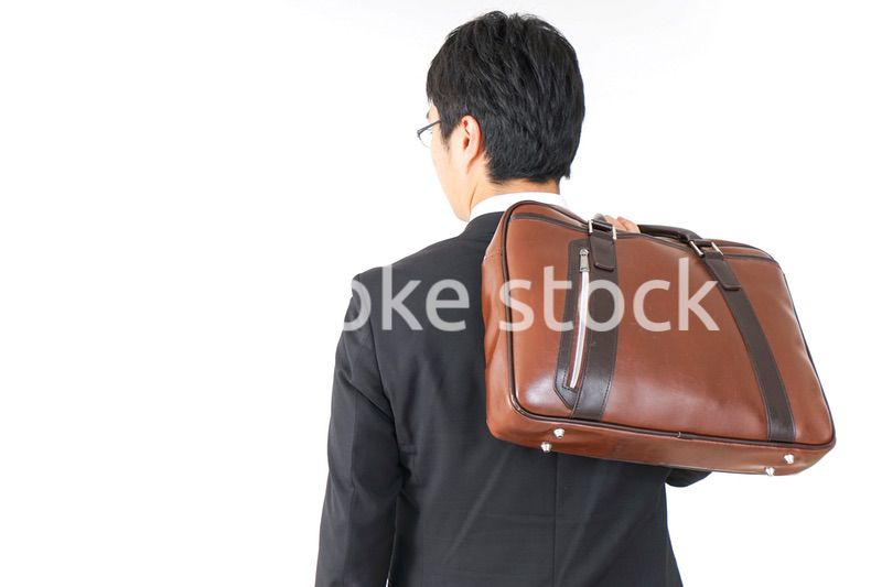 スーツで通勤をするビジネスマン