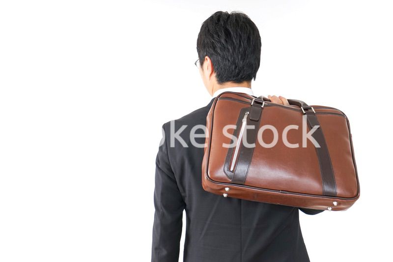 スーツで通勤をするビジネスマン