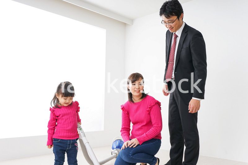 仕事に行くお父さんと母娘