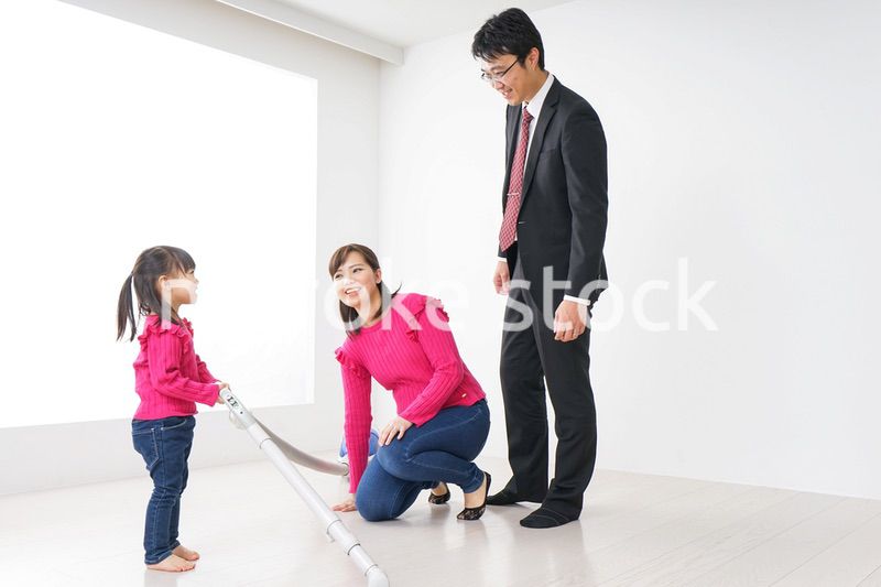 仕事に行くお父さんと母娘