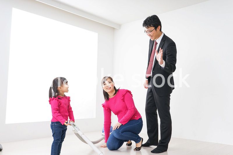 仕事に行くお父さんと母娘