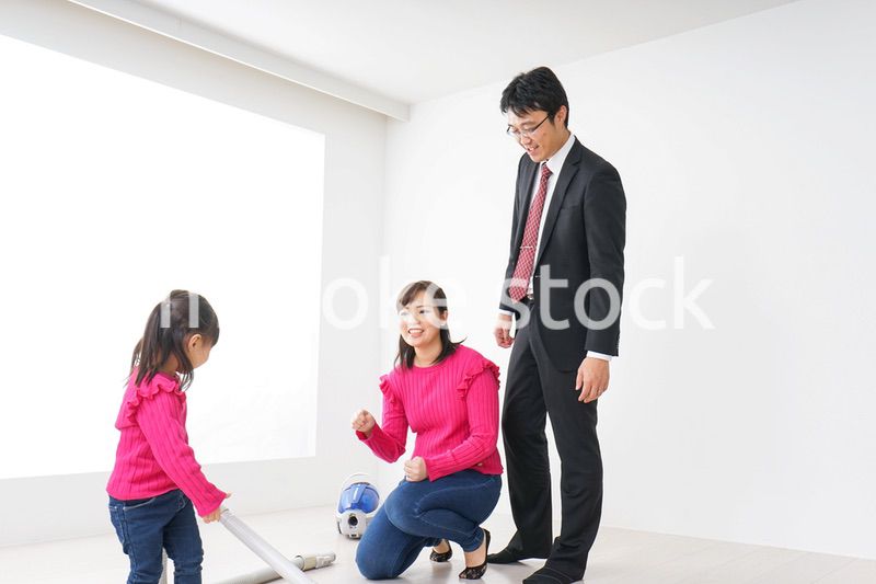 仕事に行くお父さんと母娘