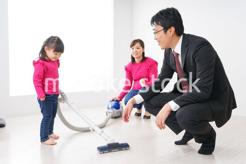 仕事に行くお父さんと母娘