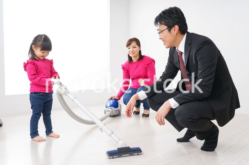 仕事に行くお父さんと母娘