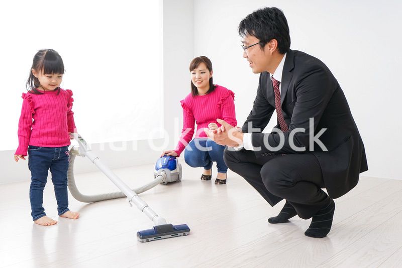 仕事に行くお父さんと母娘