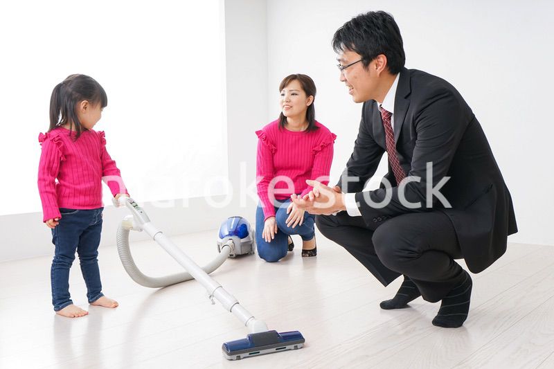 仕事に行くお父さんと母娘