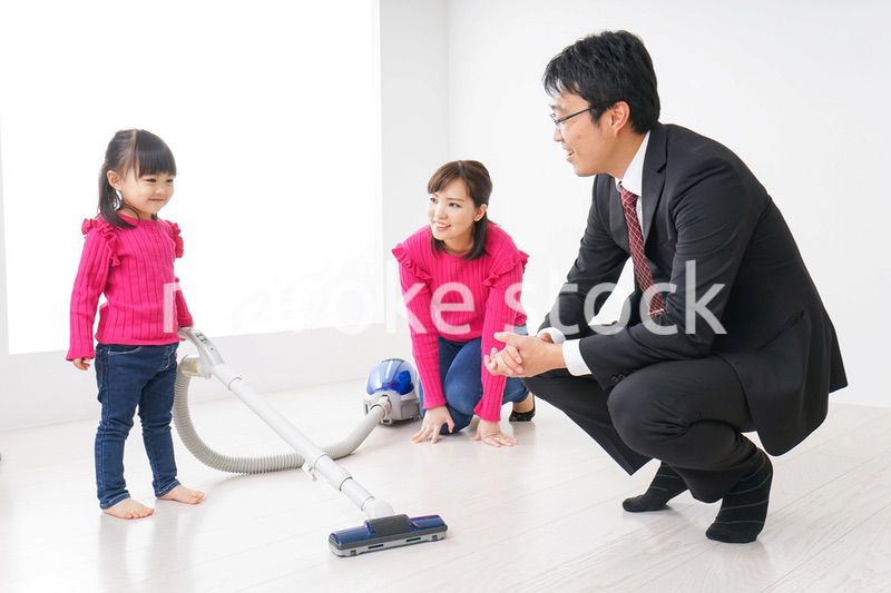 仕事に行くお父さんと母娘