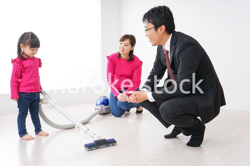 仕事に行くお父さんと母娘