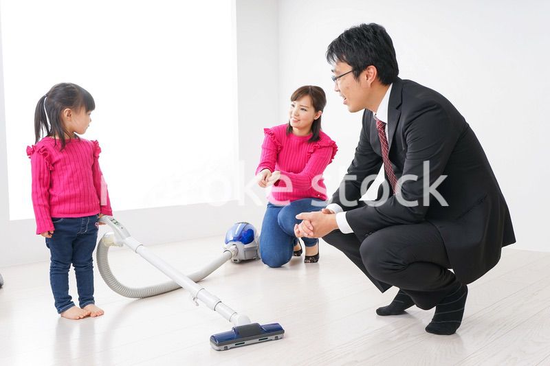 仕事に行くお父さんと母娘