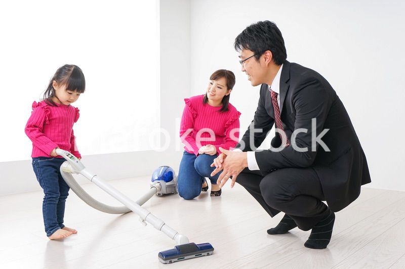 仕事に行くお父さんと母娘